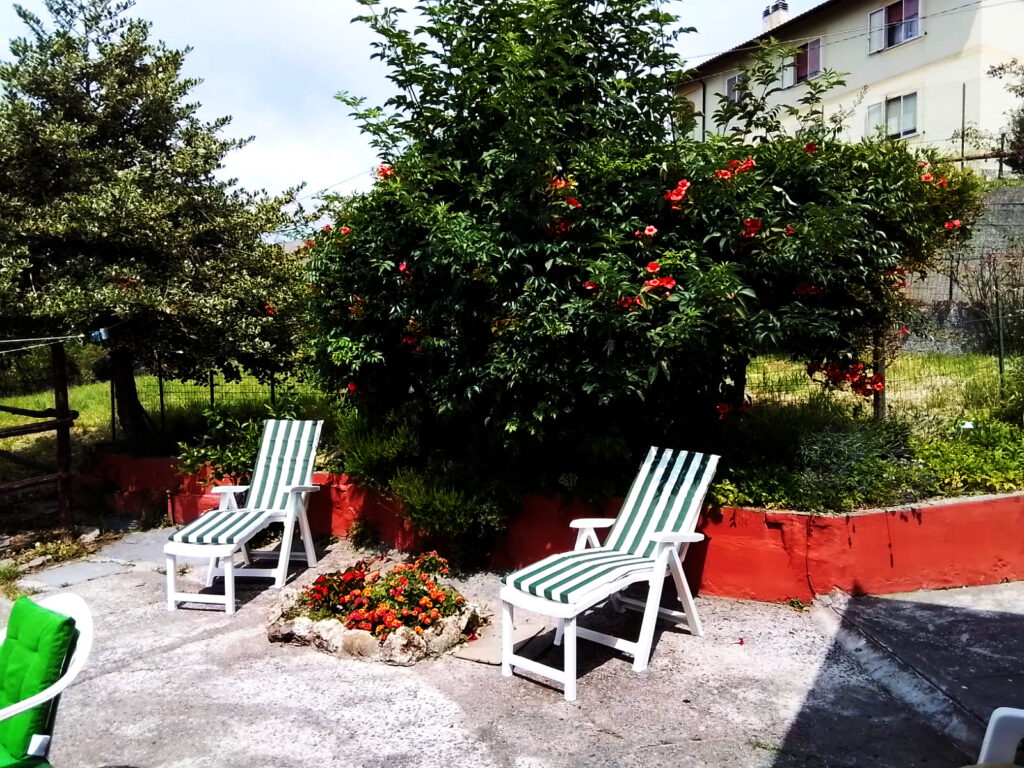 Il giardino soleggiato con vista mare di Anita B&B Uscio